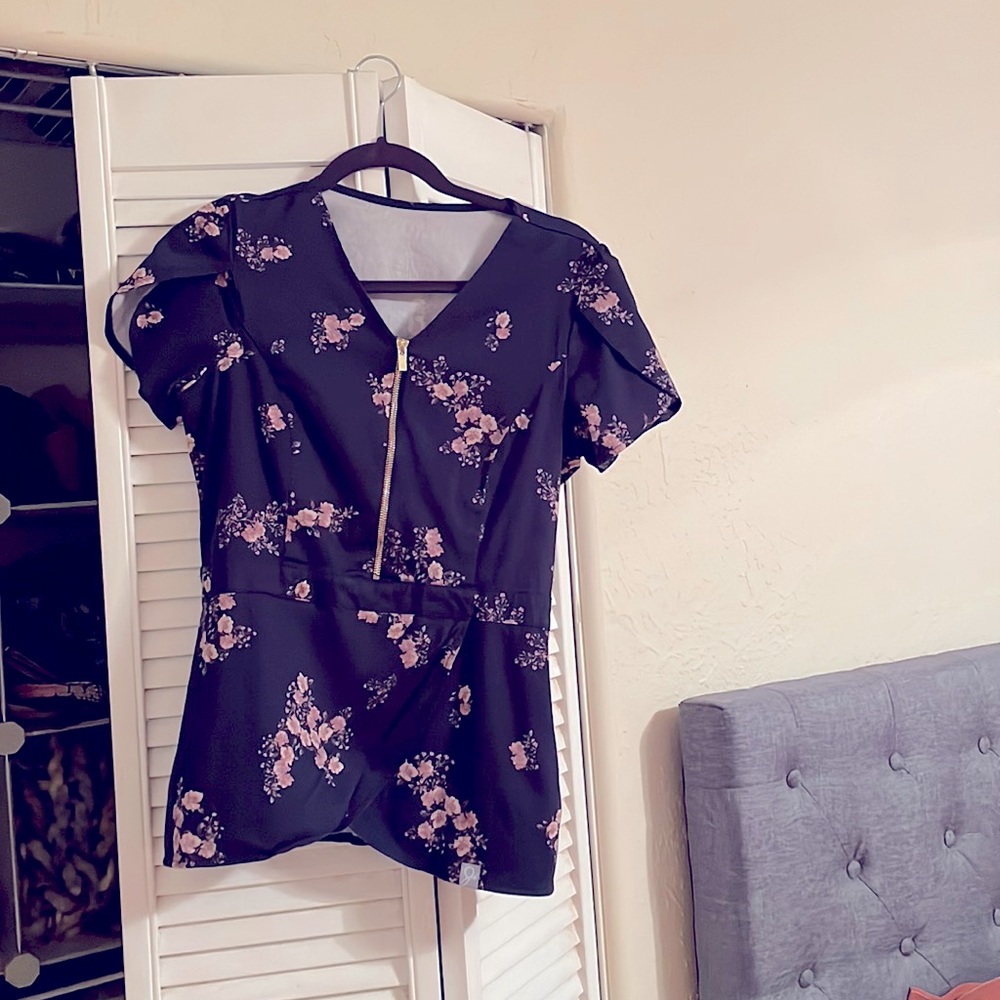 Jaanuu blue floral scrub top